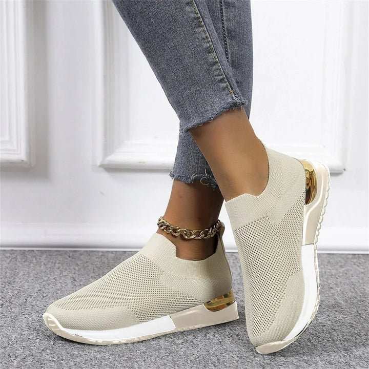 Chaussures de sport en maille respirante pour femmes, baskets légères à enfiler pour un confort décontracté.