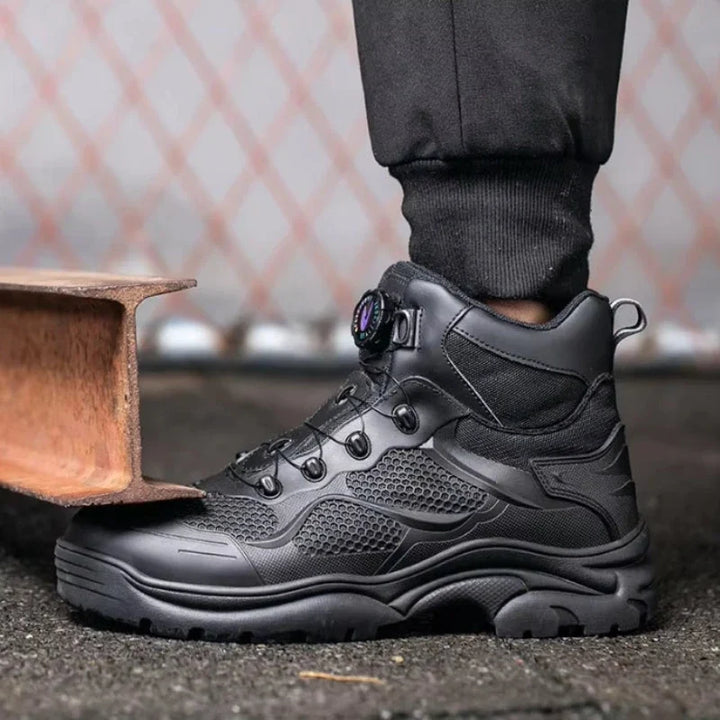 Chaussures de sécurité hautes grises avec bouton rotatif. Design moderne, protection embout acier, semelle antidérapante.