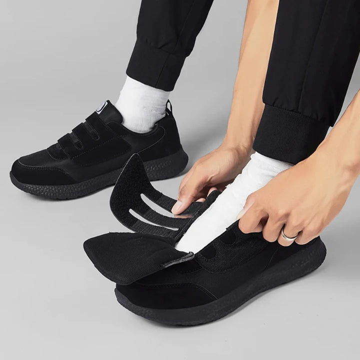 Paire de baskets larges et confortables pour femmes, parfaites pour les pieds diabétiques.