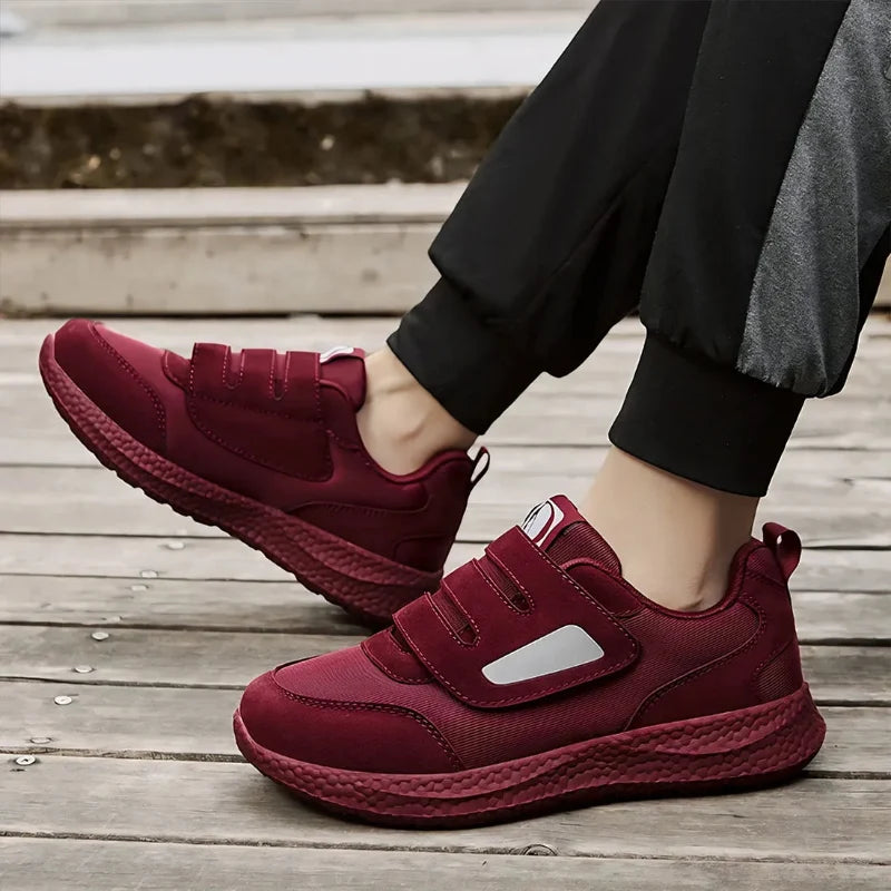 Modèle de baskets orthopédiques ultra larges pour hommes, confort et soutien supérieurs.