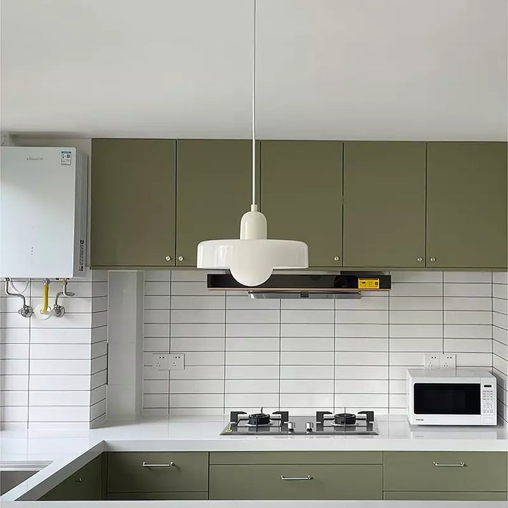 Design scandinave, suspension en verre, éclairage intérieur.