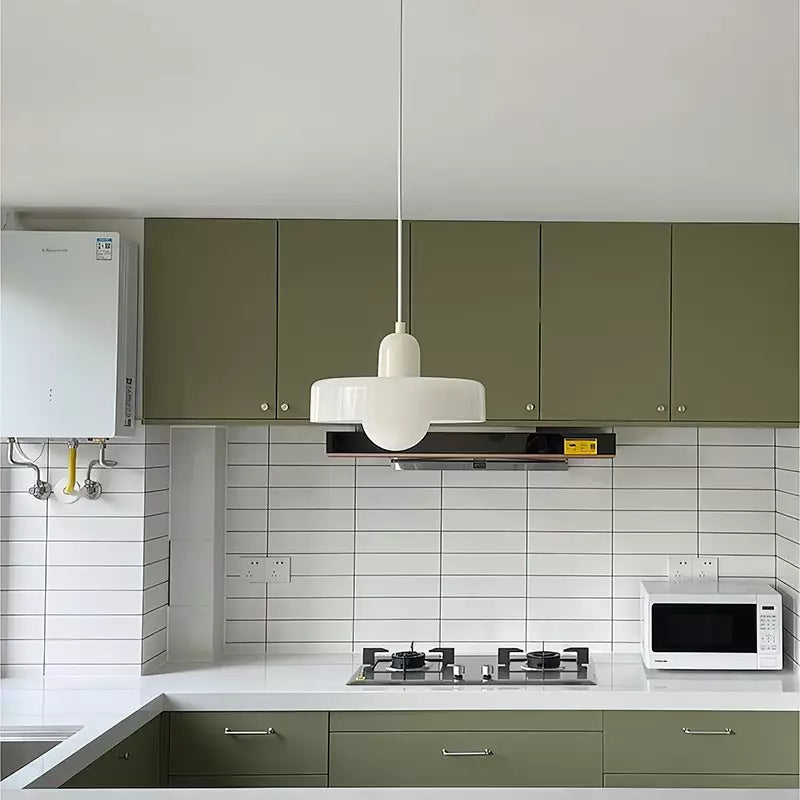 Éclairage intérieur design, suspension Bauhaus en verre coloré, pour un espace lumineux.