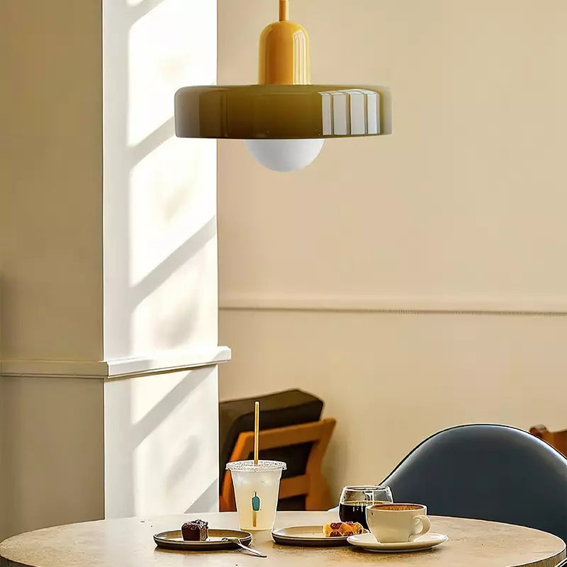 Lampe suspendue Bauhaus en verre coloré, design innovant pour espaces modernes.