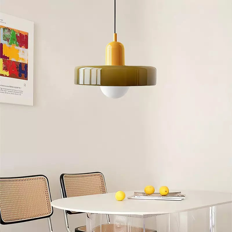 Suspension originale Bauhaus, verre teinté, crée une atmosphère unique dans votre salon.