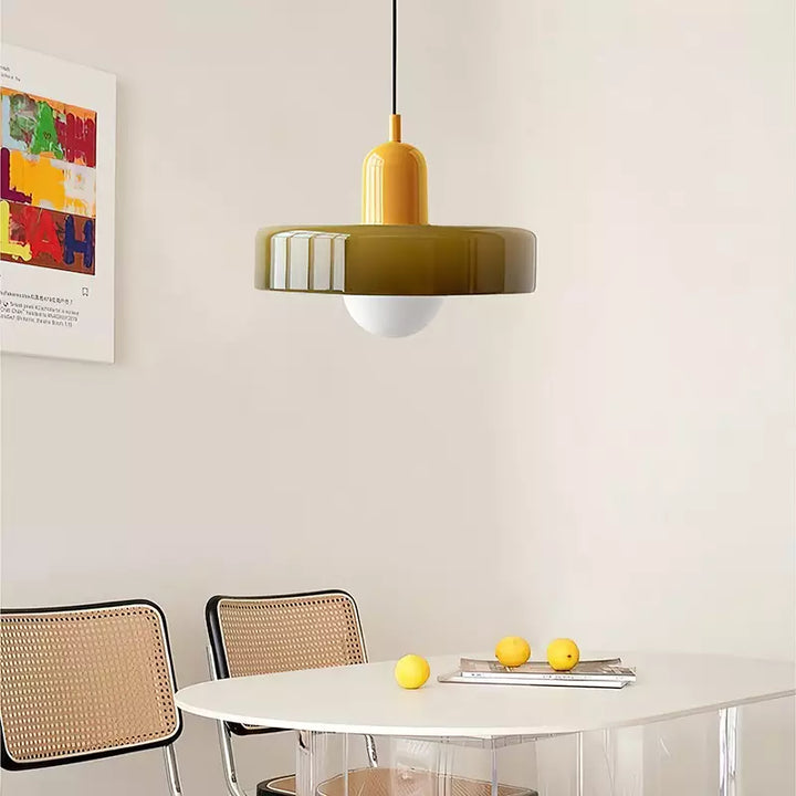 Suspension originale Bauhaus, verre teinté, crée une atmosphère unique dans votre salon.
