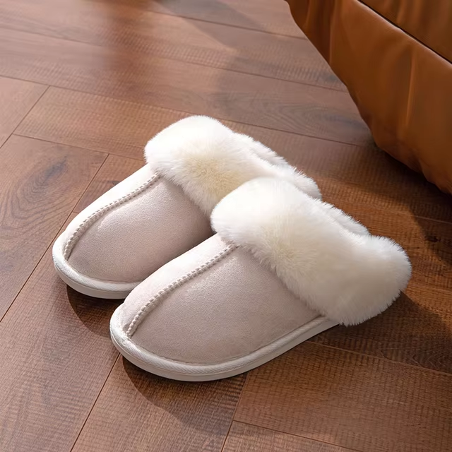 Chaussures d'intérieur mules douillettes pour femmes, offrant un confort optimal et une détente chaleureuse pendant l'hiver.