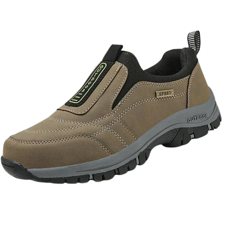 Chaussures Maxime orthopédiques pour hommes en milieu naturel. Idéales pour la randonnée et les activités en plein air.