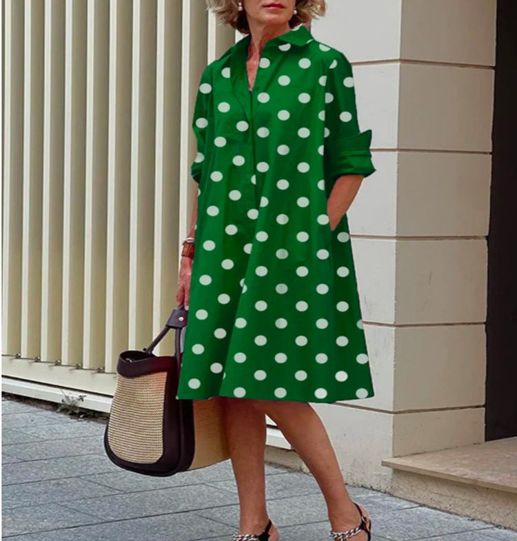 Vue de face d'une robe midi femme polyvalente, style décontracté chic, couleur unie tendance.