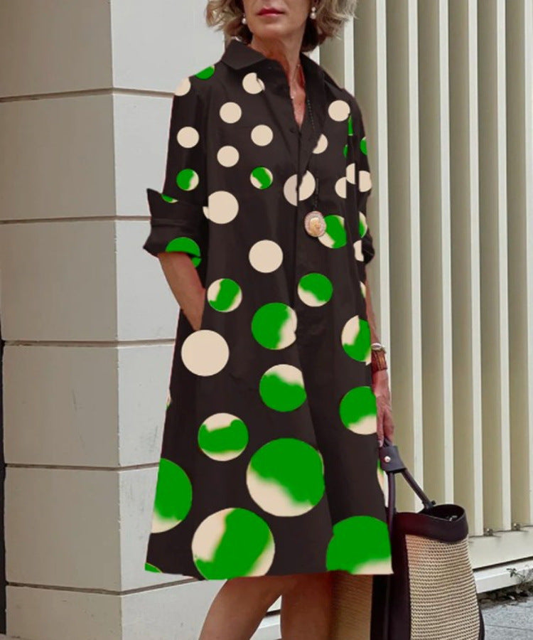 Détail d'une robe midi femme boutonnée, matière douce, style décontracté et chic, grand confort.