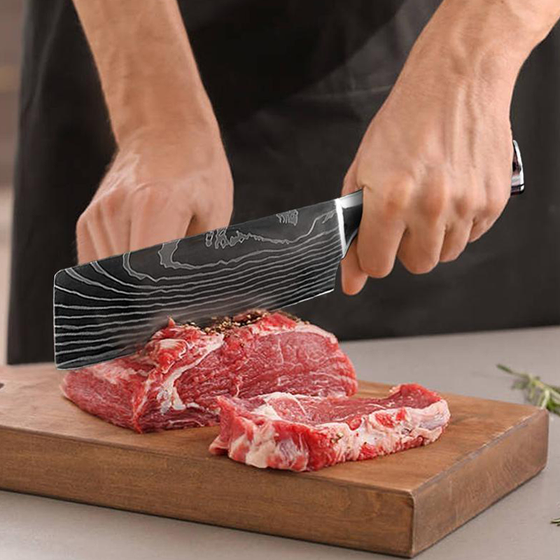 Lame en acier inoxydable d'un couteau de chef professionnel, tranchant exceptionnel pour une découpe précise en cuisine.