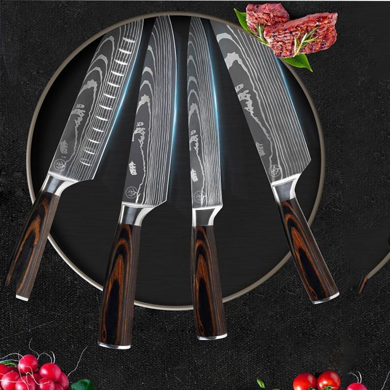 Gros plan sur le manche en bois d'un couteau de cuisine professionnel du set de 5, acier inoxydable, coupe nette.