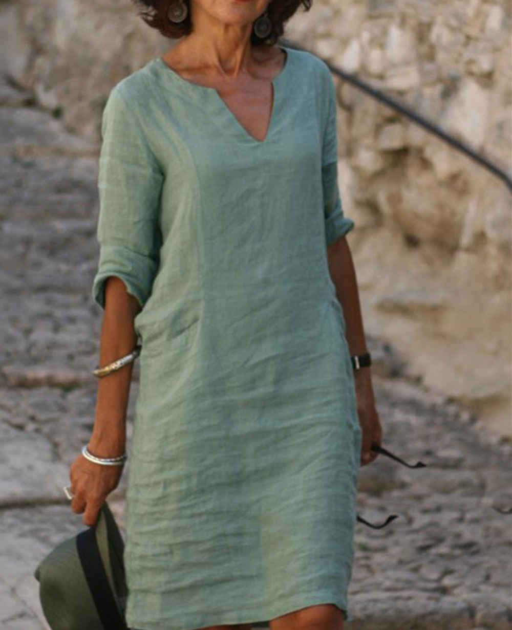 Robe longue fluide chic à col V et manches, idéale pour femme, look élégant et décontracté.