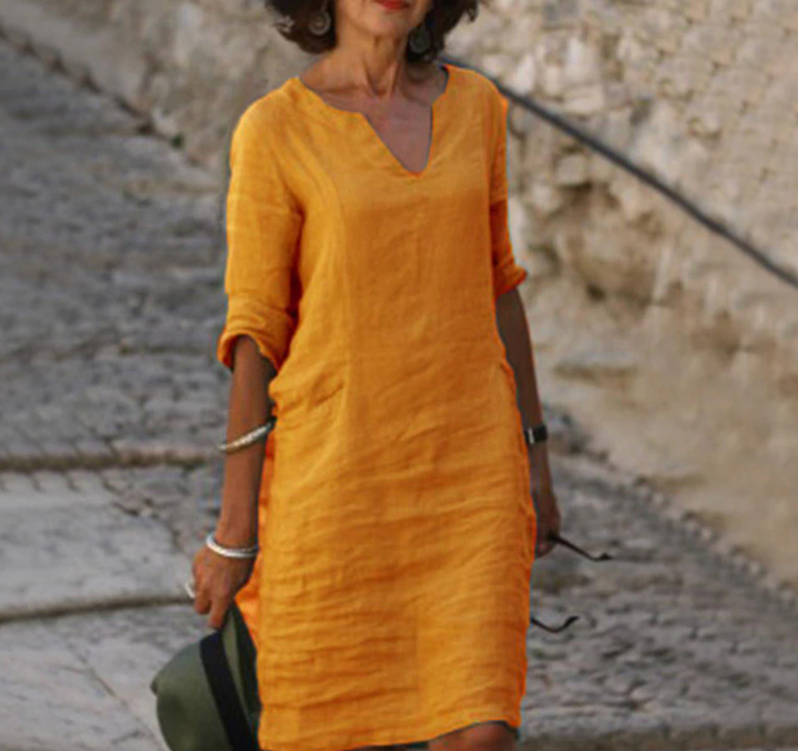 Robe longue fluide femme, coupe élégante, col V, manches longues, look décontracté chic.