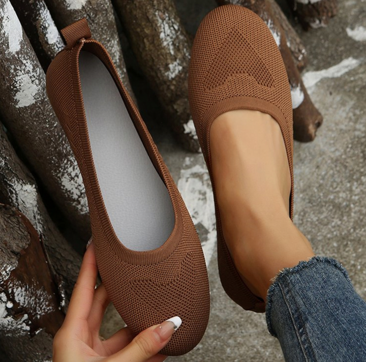 Chaussures plates femme Théodeline, slip-on élégantes et légères, idéales pour un confort respirant.