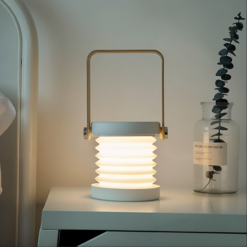 Décoration maison: Lanterne LED dimmable rechargeable, économie d'énergie, pour un salon accueillant.