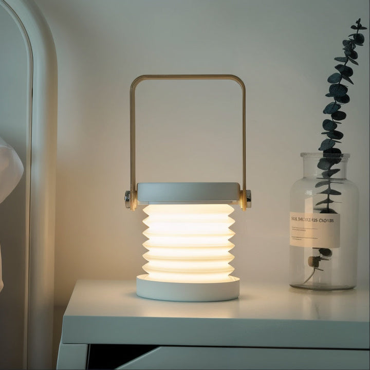 Décoration maison: Lanterne LED dimmable rechargeable, économie d'énergie, pour un salon accueillant.