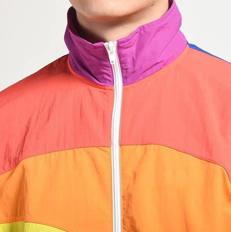 Veste coupe-vent légère homme, protection élégante. Style vintage coloré dynamique, mode rétro années 90.