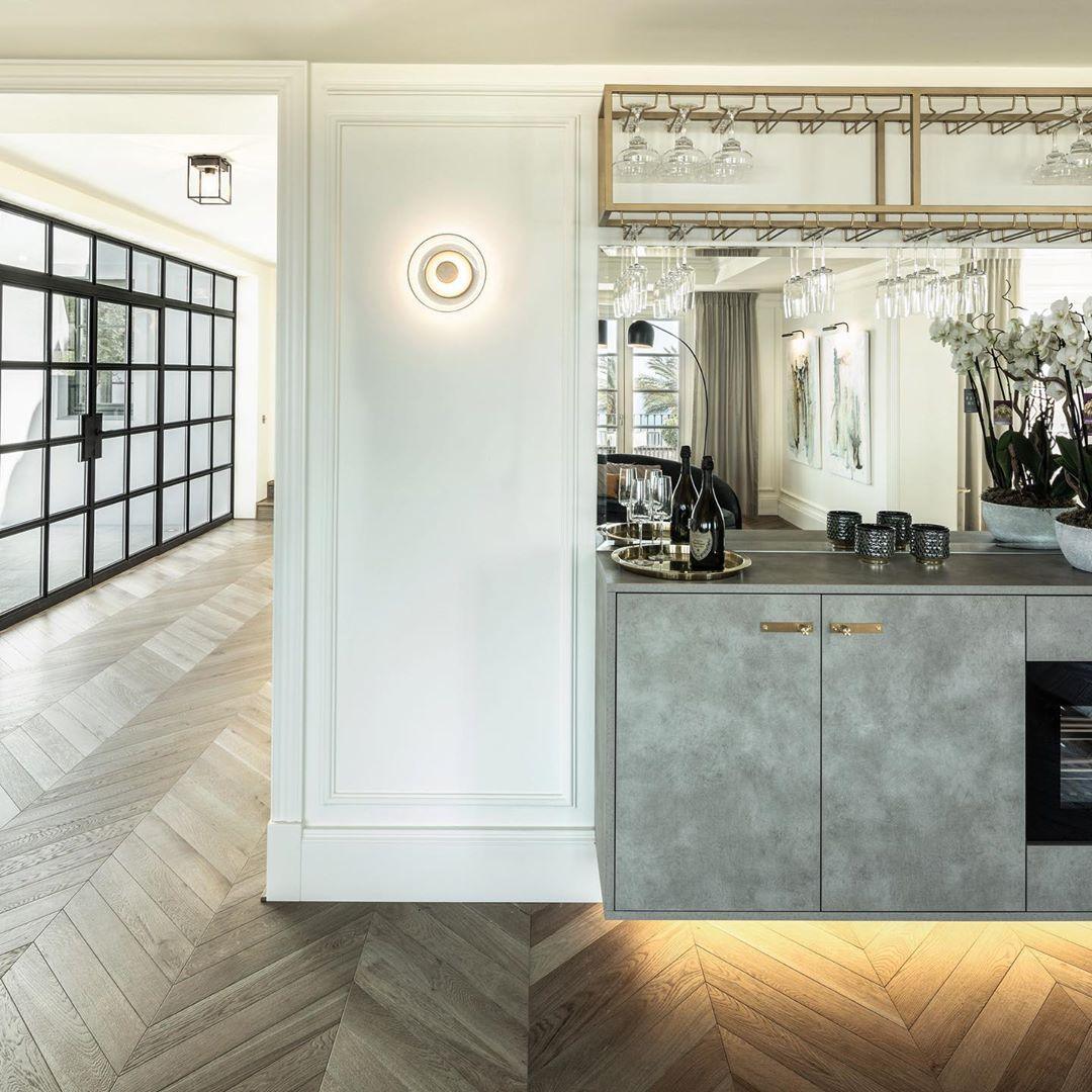 Applique LED verre opale, laiton doré, lumière chaude, éclairage salon moderne.