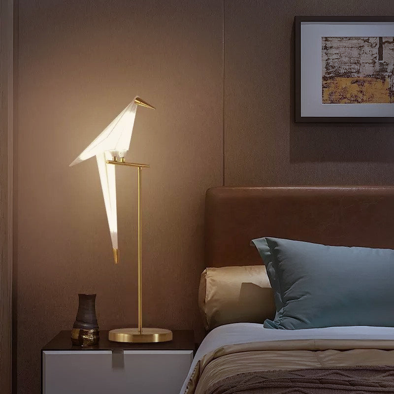 Lampe design moderne et épurée, forme oiseau origami. Lumière chaude parfaite pour la décoration intérieure.