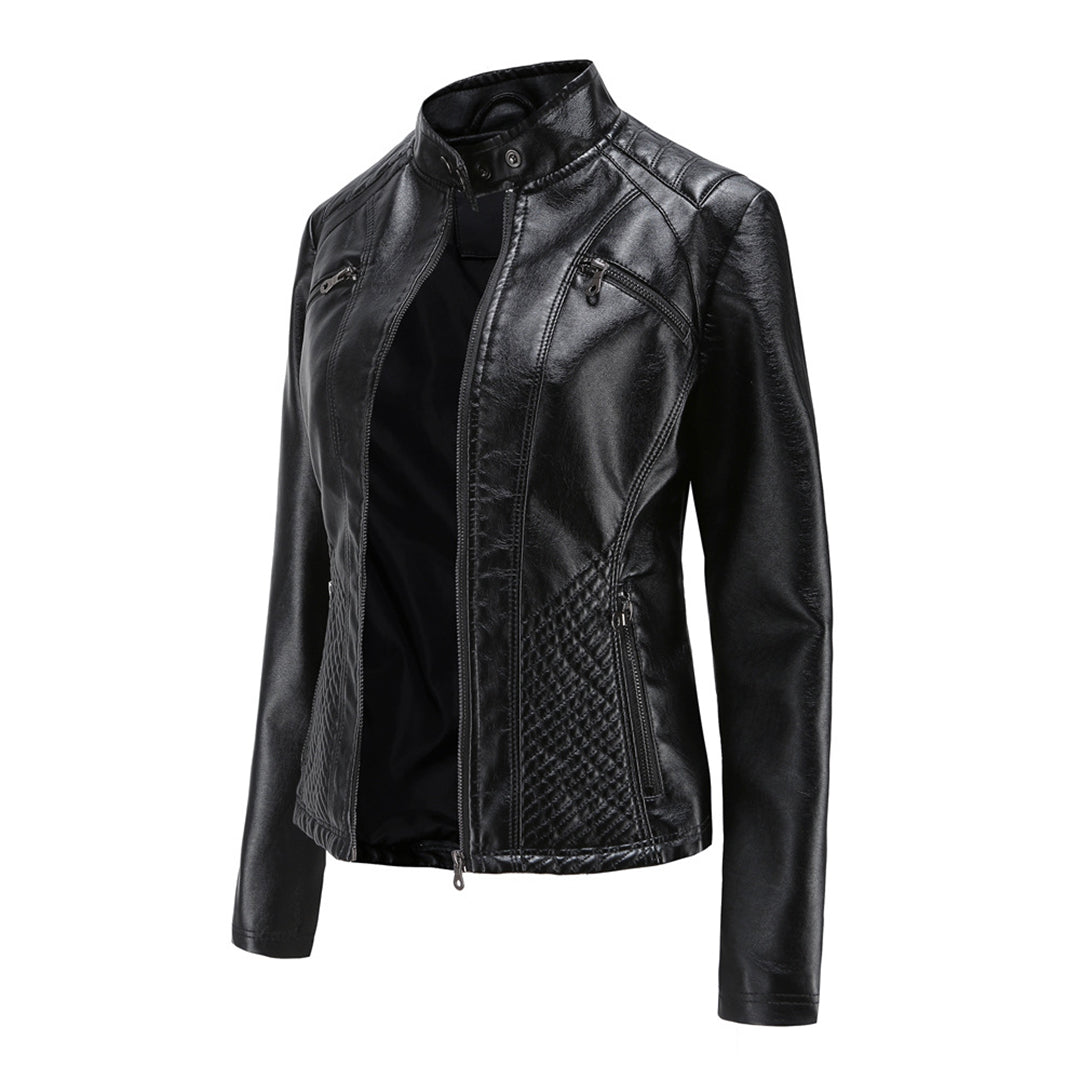 Veste rouge asymétrique femme élégante. Blouson moderne et ajusté, parfait pour un style urbain intemporel.