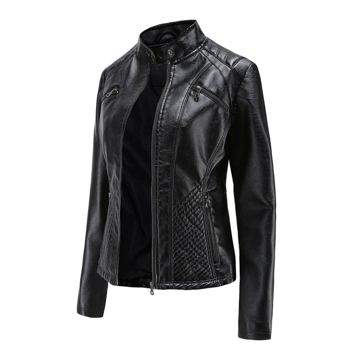 Veste rouge asymétrique femme élégante. Blouson moderne et ajusté, parfait pour un style urbain intemporel.