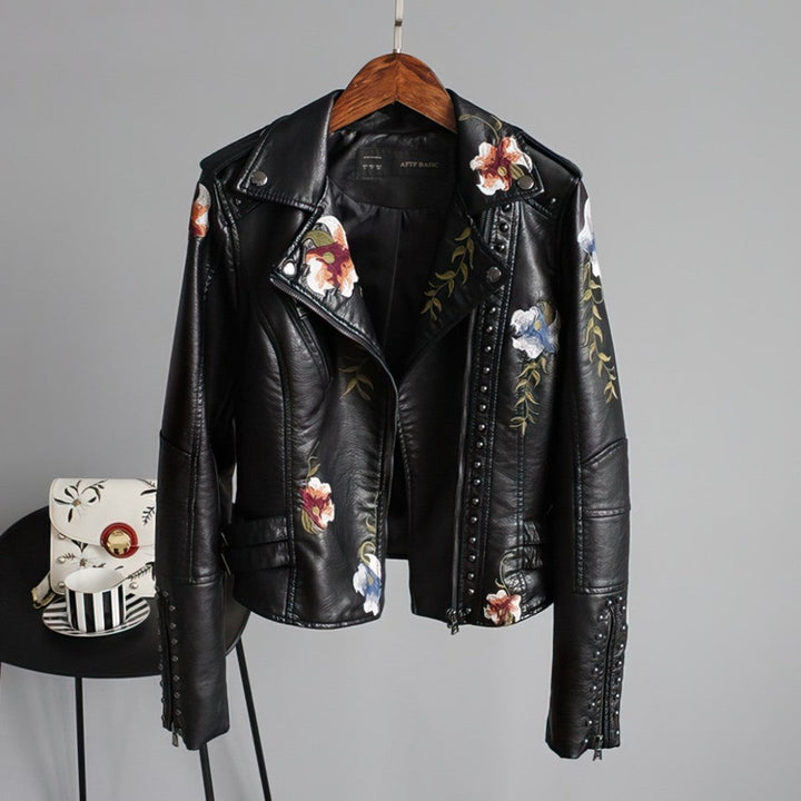 Veste femme noire tendance, coupe élégante pour une silhouette chic. Vêtement féminin polyvalent et moderne.