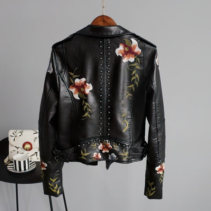 Blouson chic femme blanc, parfait pour mode féminine décontractée ou habillée. Style intemporel et moderne.