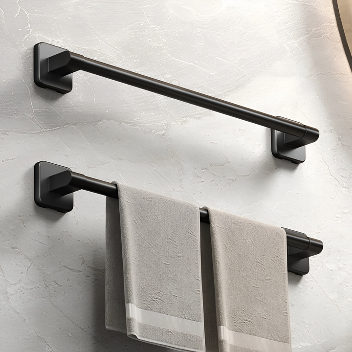 Accessoire de salle de bain : porte-serviettes noir en aluminium, fixation murale autocollante, très pratique.