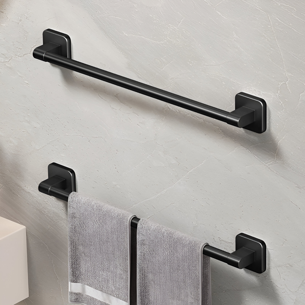 Rangement mural autocollant noir pour serviettes, optimise l'espace de votre salle de bain avec élégance.