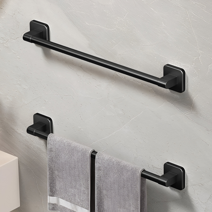 Rangement mural autocollant noir pour serviettes, optimise l'espace de votre salle de bain avec élégance.
