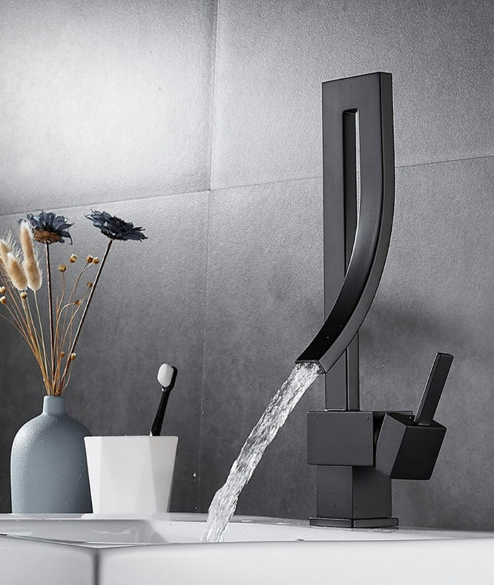 Robinet de lavabo chromé brillant avec un design contemporain pour salle de bain.