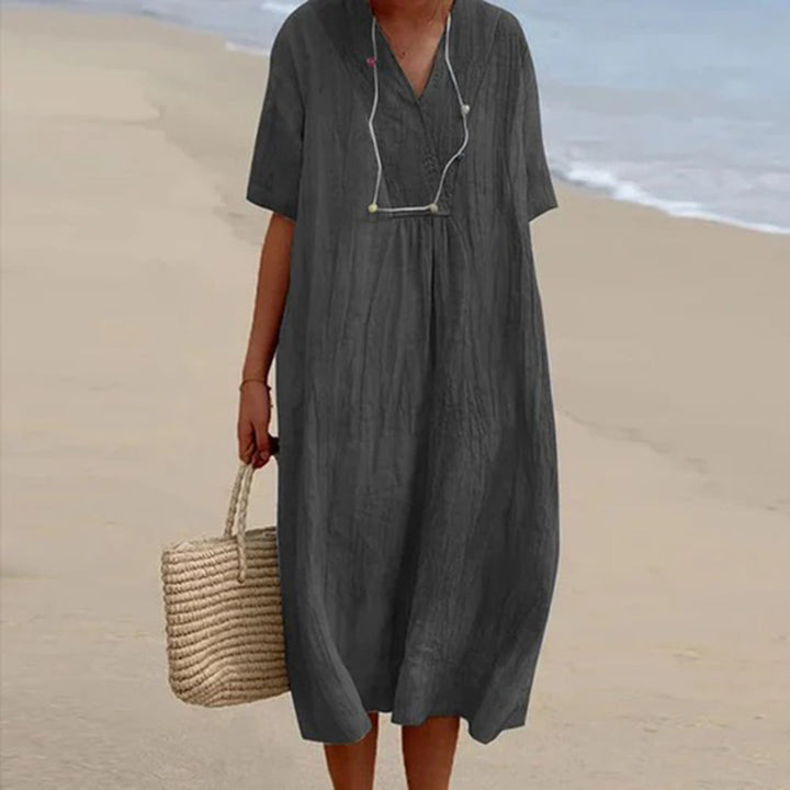 Zoom sur la texture légère et fluide de cette robe midi femme, garantissant confort et aisance.