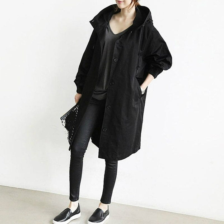 Femme portant un trench-coat classique et imperméable. Veste élégante style parisien pour l'automne pluvieux.