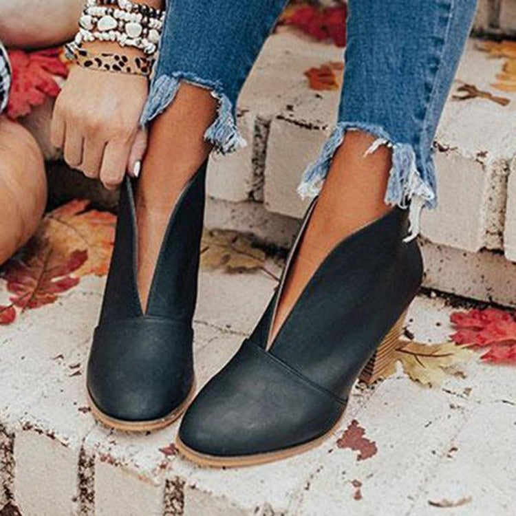 Bottines femme confortables à enfiler, talon carré et bout amande. Parfaites pour look décontracté printemps.