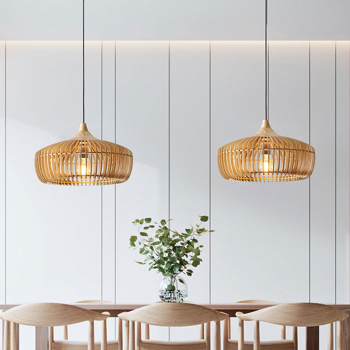 Abat-jour suspendu en bois naturel style japonais. Idéal chambre ou salle à manger. Design épuré, éclairage doux.