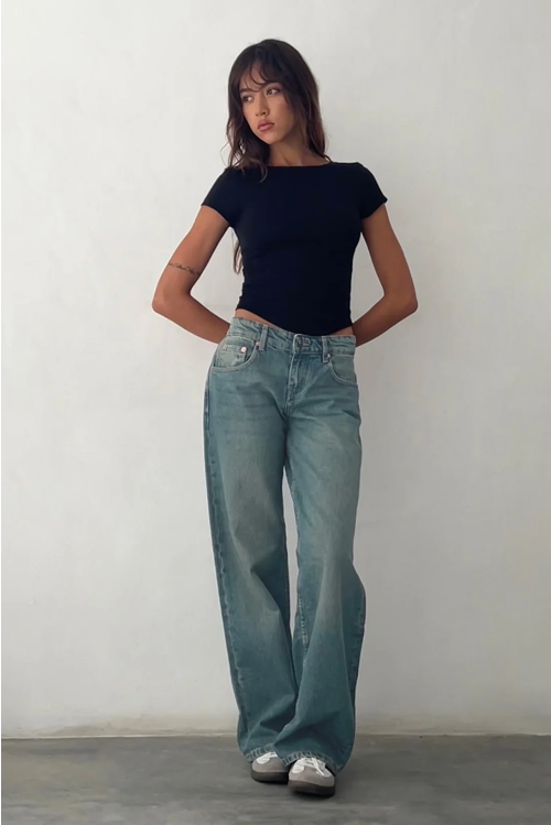 Jean taille basse femme stretch, coupe moderne Y2K pour un style urbain polyvalent et confortable.