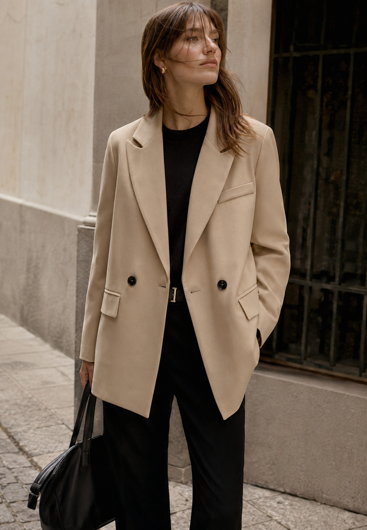 Blazer femme croisé coupe droite, revers pointus élégants. Idéal look professionnel chic.