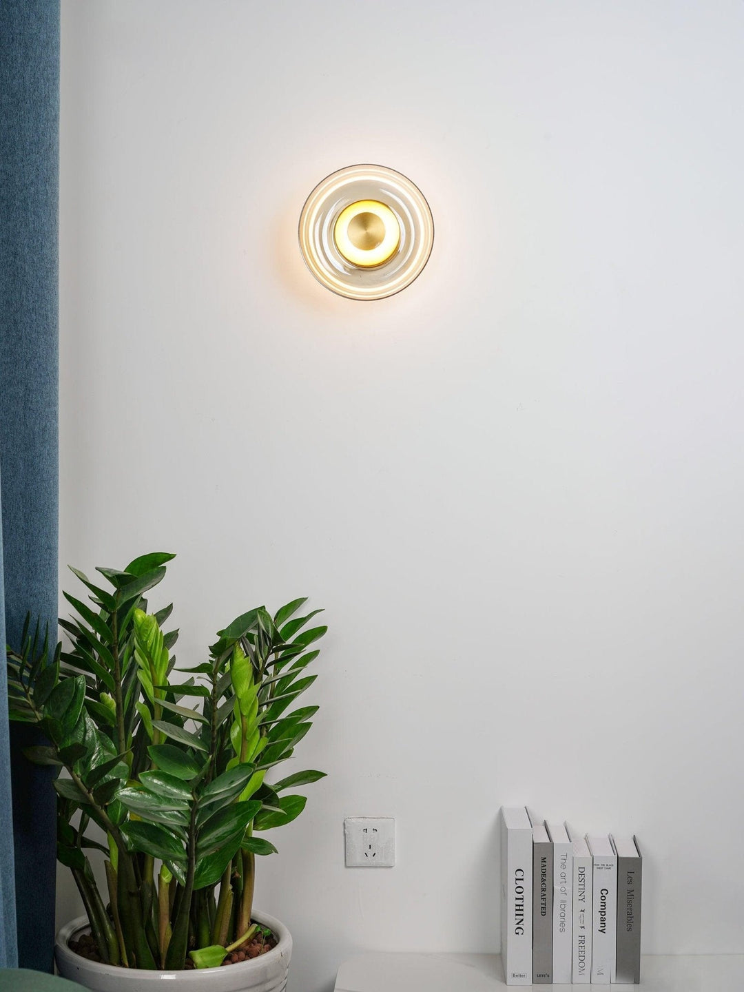 Luminaire mural LED verre facetté, laiton, lumière douce pour chambre moderne.