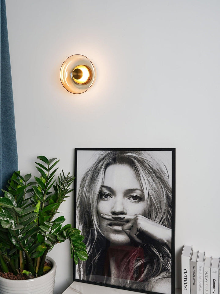 Applique murale LED verre fumé, style scandinave, lumière froide, déco couloir.