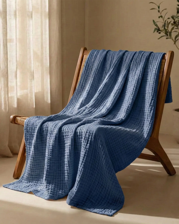 Plaid doux en mousseline de coton, apporte confort et chaleur légère à votre salon.