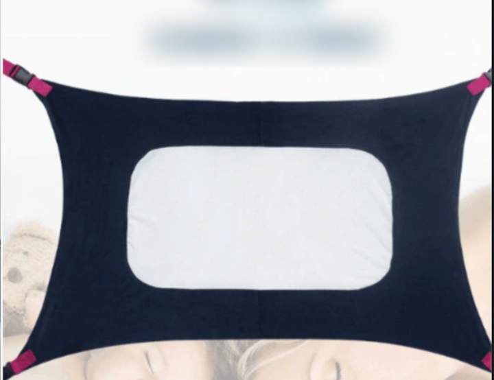 Lit bébé DreamNest bleu, ultra-confortable et sûr, un accessoire essentiel pour le sommeil du nouveau-né.