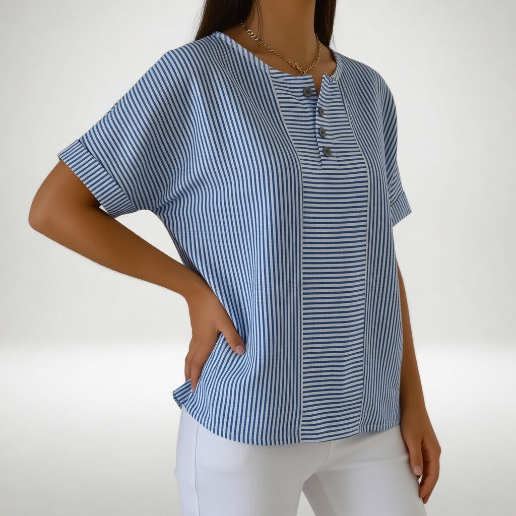 Chemisier femme en lin rayé bleu et blanc, style estival chic et décontracté. Essentiel pour la saison chaude.