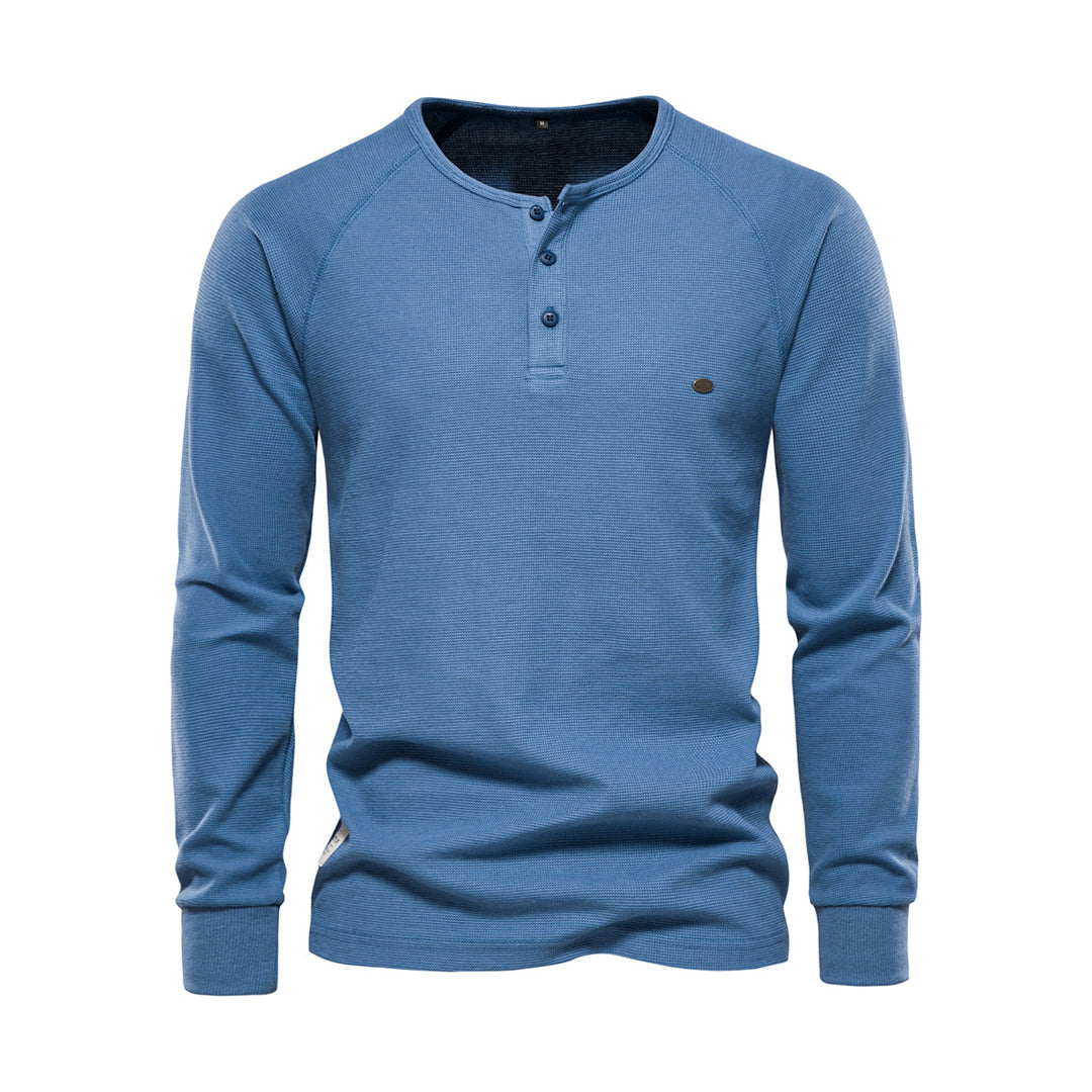 T-shirt Henley homme à col boutonné distinctif, manches longues. Vêtement masculin polyvalent, confort garanti.