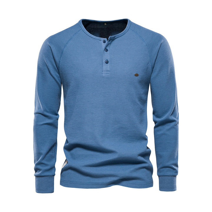 T-shirt Henley homme à col boutonné distinctif, manches longues. Vêtement masculin polyvalent, confort garanti.