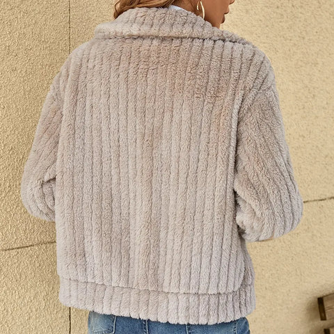 Veste d'extérieur femme en peluche ultra-douce, chaude et élégante, un essentiel confortable pour la mode automne-hiver.