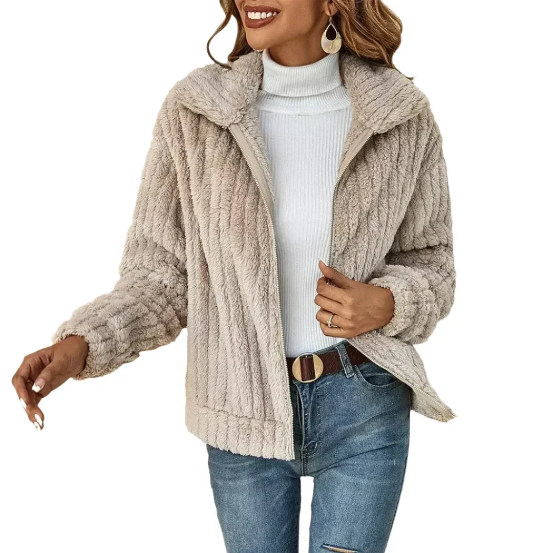 Veste femme en peluche douce et confortable, parfaite pour un look élégant et décontracté en automne/hiver.