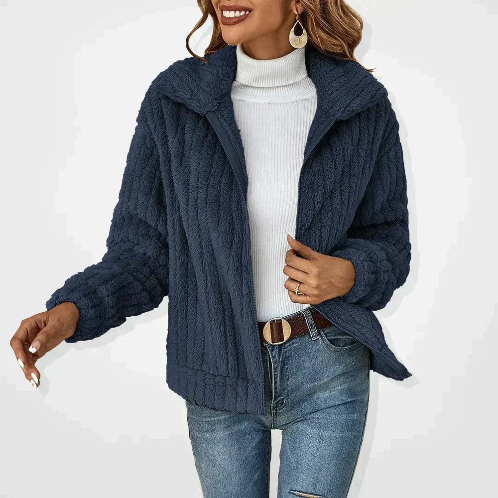 Veste femme chic et élégante en peluche, idéale pour une superposition confortable et stylée au quotidien.