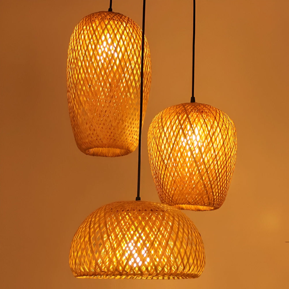 Suspension naturelle au design unique, crée une ambiance chaleureuse et exotique en chambre.