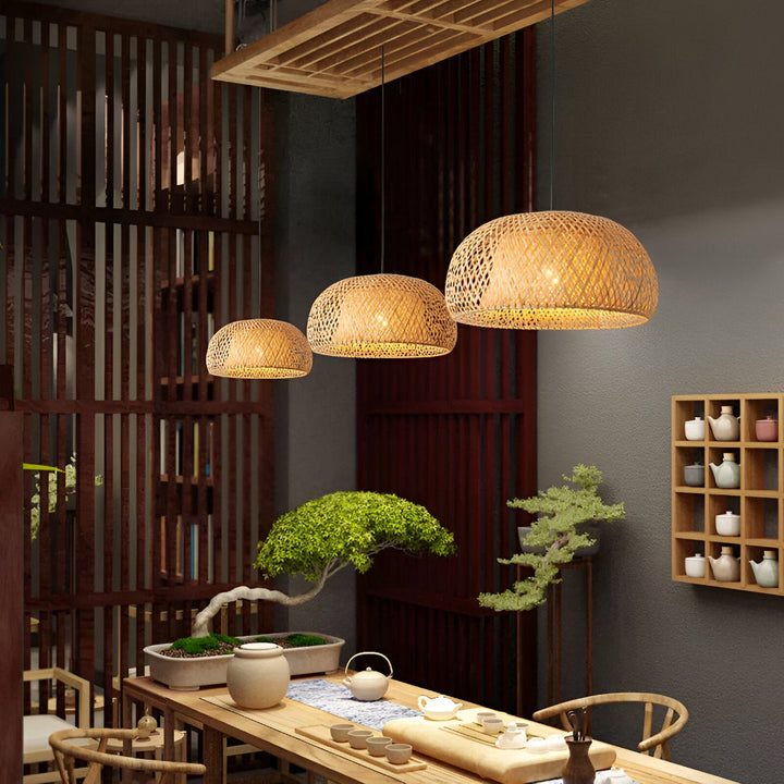 Luminaire intérieur tressé, style bohème pour salle à manger, offrant une lumière douce.