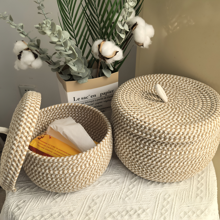 Panier rond en fibres naturelles avec couvercle, rangement bohème pour bijoux et petits objets.